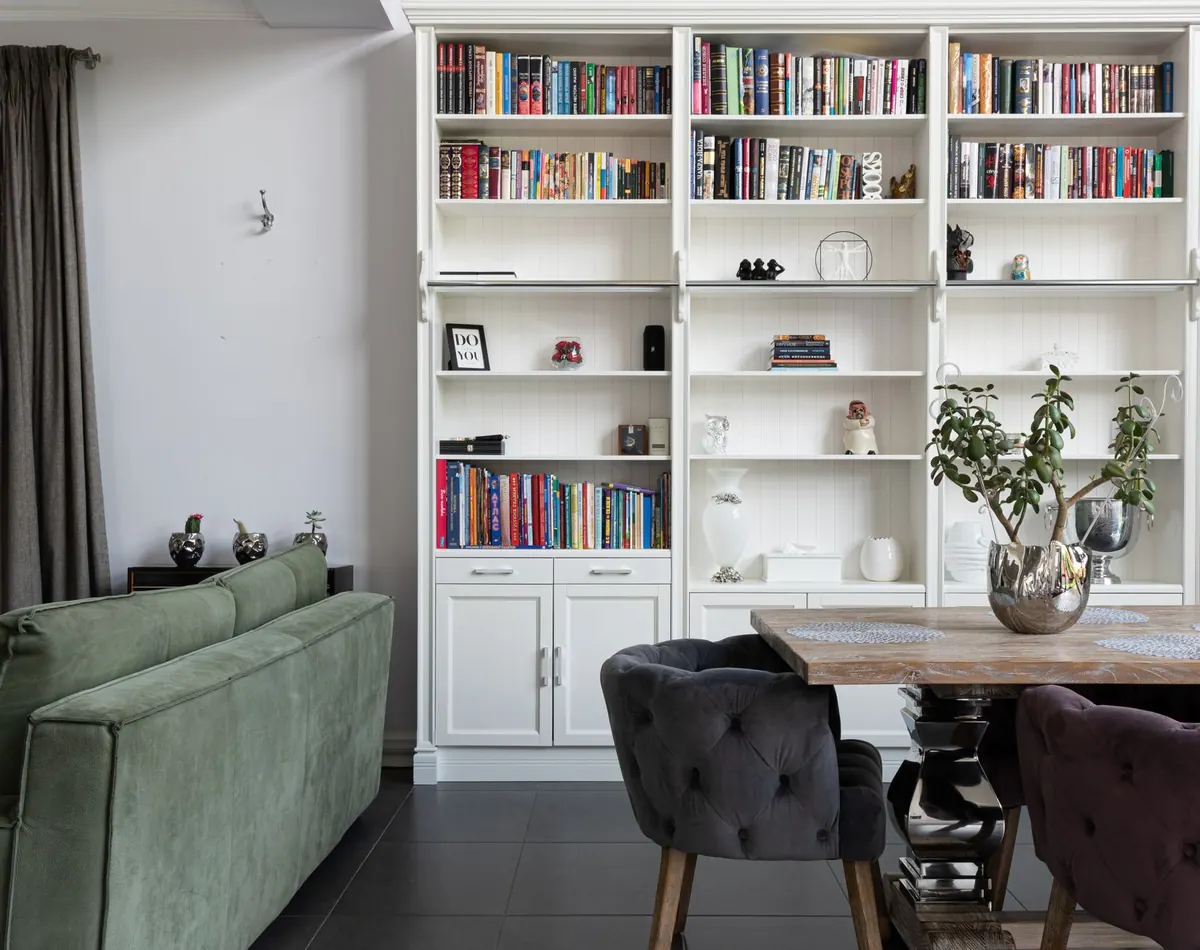 Built-In vs Freestanding Bookcases: Which Suits a Small UK Living Room?