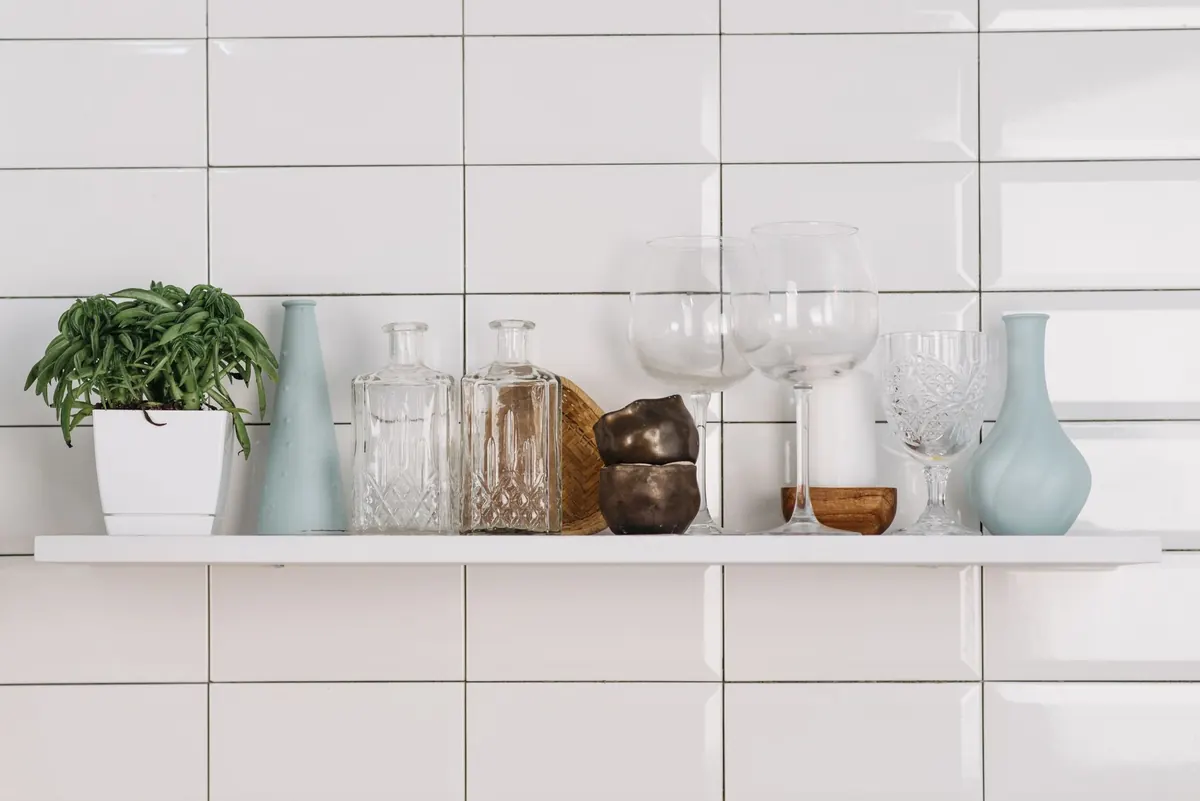 Tenant-Friendly Wall Shelves: No-Drill Options and Landlord Rules